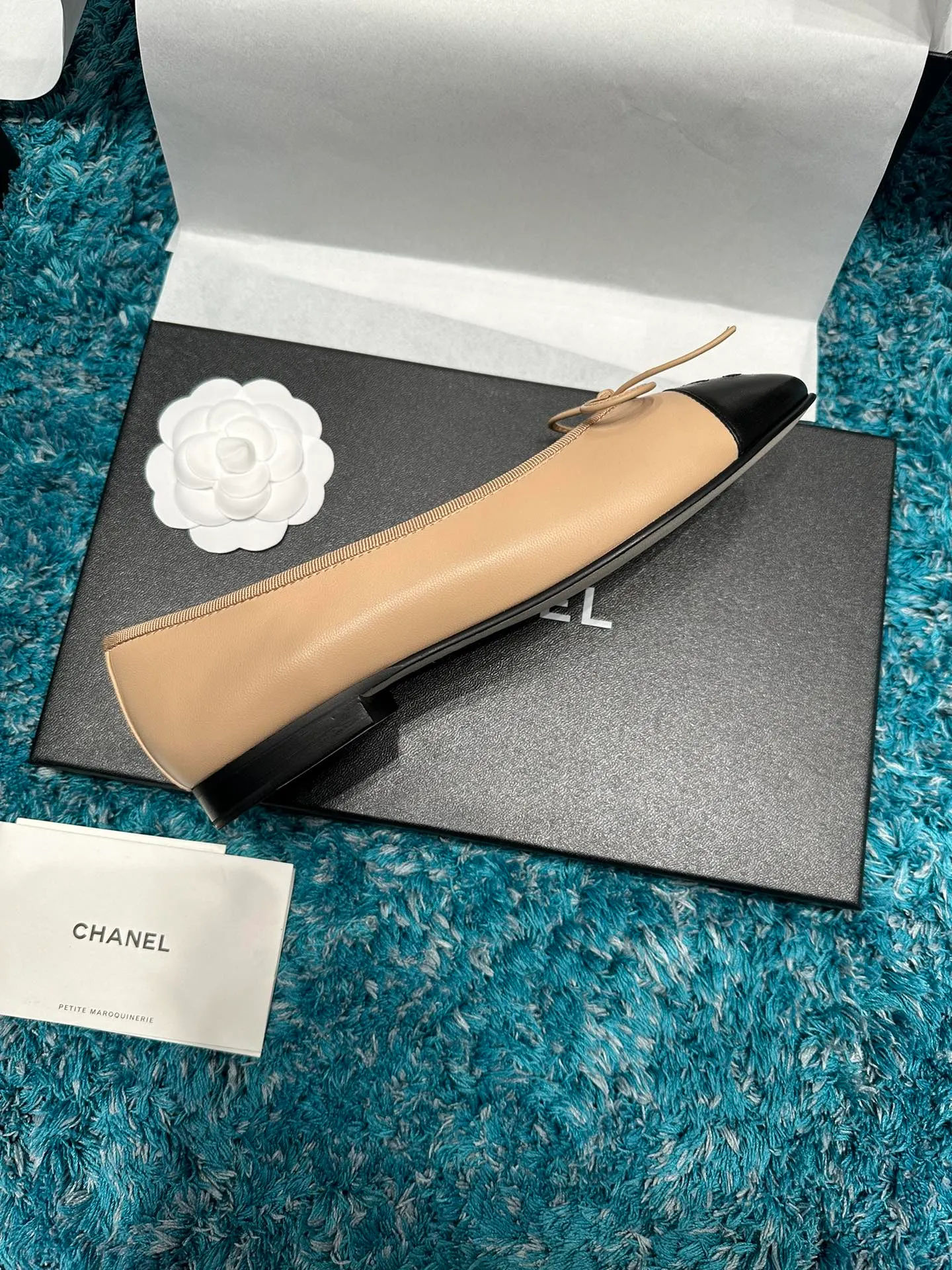 👟👟Ex-factory price 440👟👟 Chanel shoes that are always being upgraded~ 2021ss top version HK overseas purchasing original cut 1:1 Chanel Chanel classic bow round toe ballet shoes There are not many good quality, truly no pressure to go in and out of the counter. Regardless of the last shape, leather material selection, and manufacturing process, they are all genuine craftsmanship and very sophisticated. ◾️Fabric: Mixed sheepskin imported from Italy ◾️Lining: Imported sheepskin (sweat-absorbent and soft) ◾️Sole: Italian special A-grade genuine leather sole (not ordinary thin sole in the market) ◾️Size: 35-39 [34 40 41 42 43 customization is not returnable]